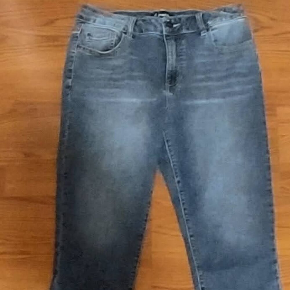 D Jeans Womans Croped Jeans Kick Pleat 5 Pocket Zip Close Med Wash Casual/Relaxe